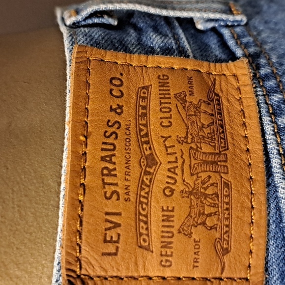 Levi's Premium Wedgie Straight Cropped Knee Distressed Jeans - Picture 5 of 9